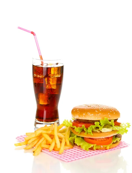 Grote en smakelijke hamburger en gebakken aardappelen met cola geïsoleerd op wit — Stockfoto