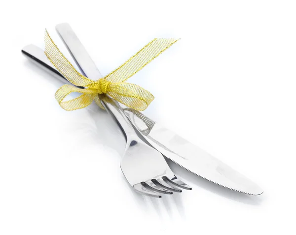 Srebrny widelec i nóż związany z taśmy na białym tle — Zdjęcie stockowe