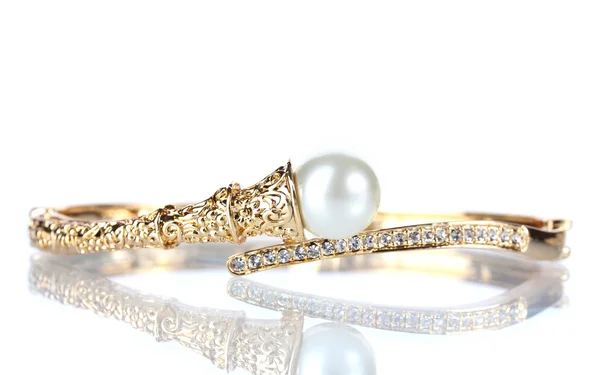 Красивый золотой браслет с жемчугом на изолированных на белом — стоковое фото