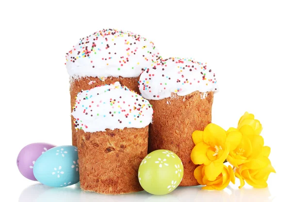 Belos bolos de Páscoa, ovos coloridos e flores isoladas em branco — Fotografia de Stock