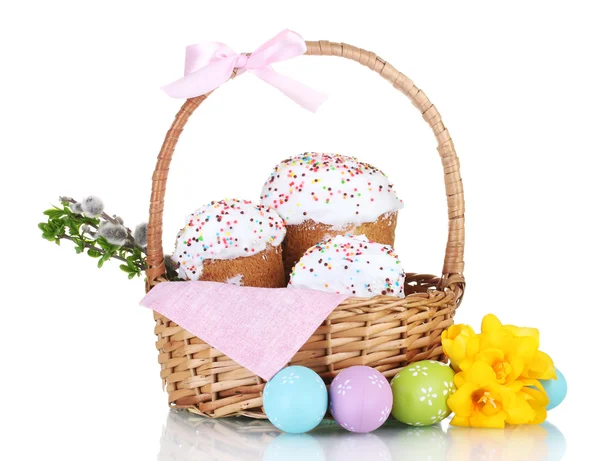 Hermosos pasteles de Pascua en cesta, huevos coloridos y flores aisladas en blanco —  Fotos de Stock
