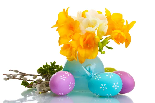 Mooie gele fresia's in vaas, Pasen eieren en pussy-willow twijgen geïsoleerd op wit — Stockfoto