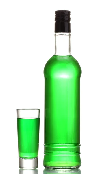 Bottiglia e bicchiere di assenzio isolato su bianco — Foto Stock