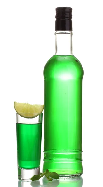 Láhve a sklenice absintu s limetkou izolovaných na bílém — Stock fotografie