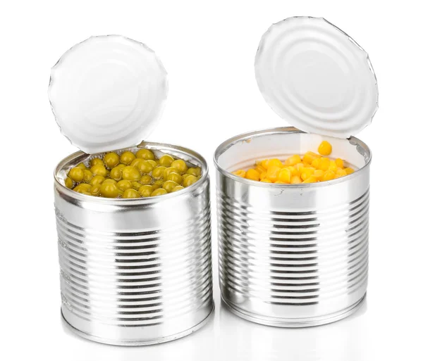 Boîtes de conserve ouvertes de maïs et de pois isolés sur blanc — Photo