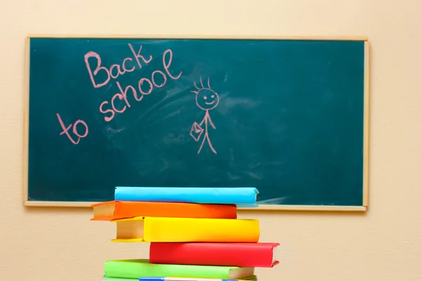 Libri scolastici e la scrivania. Ritorno a scuola . — Foto Stock