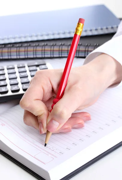 Ręce kobiety z ołówkiem, notebooki i kalkulator z bliska — Zdjęcie stockowe