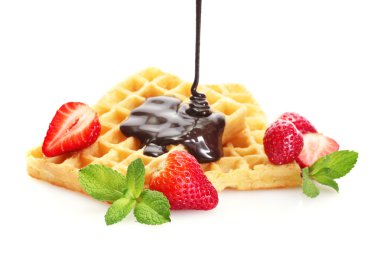 çilek ve üzerinde beyaz izole nane ile Belçika waffle