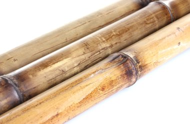 Kuru bambu sopalarla üzerinde beyaz izole
