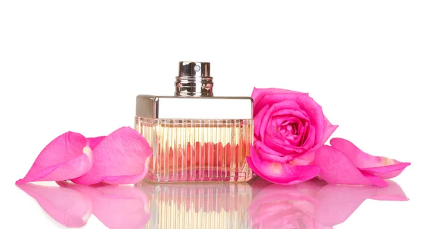 Parfém v krásnou láhev, okvětní lístky a růžové růže izolovaných na bílém — Stock fotografie