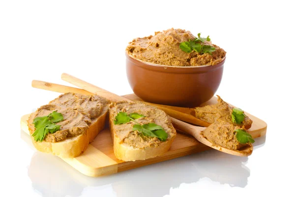 白で隔離される木製のボード上のパンと新鮮なパテ — ストック写真