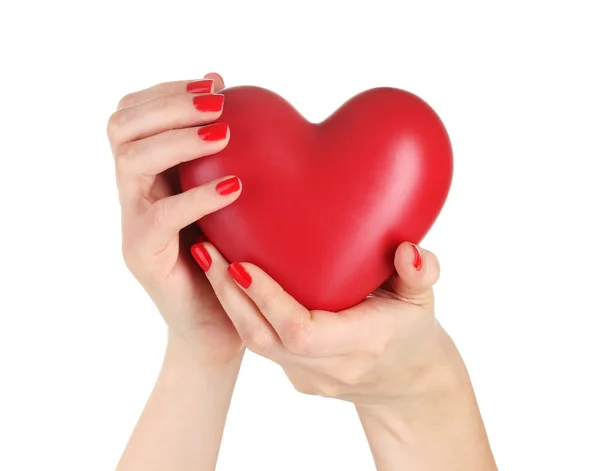 Красное сердце в руках женщины изолированы на белом — стоковое фото