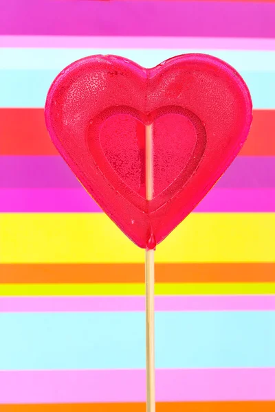 红色的心棒棒糖条纹背景上 — 图库照片