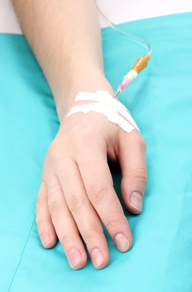Женская рука с инфузией — стоковое фото