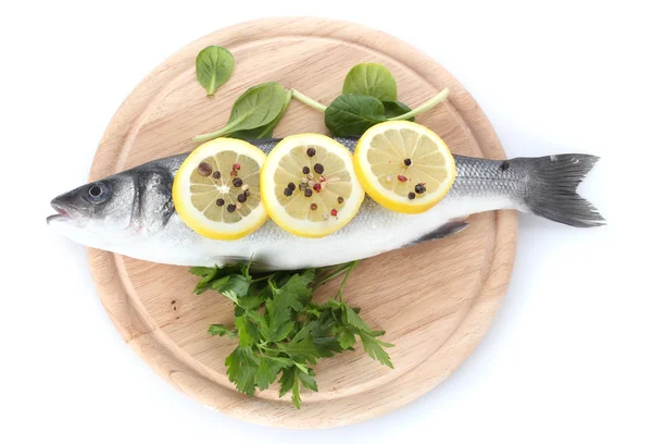 Peixe fresco com limão, salsa e pimenta em tábua de corte de madeira isolada em branco — Fotografia de Stock