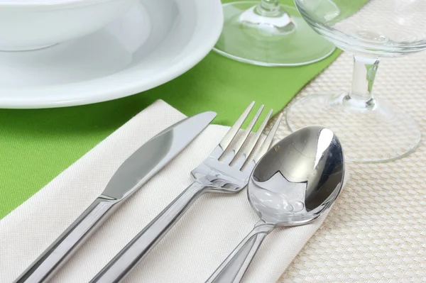 De instelling van de tabel met vork, mes, lepel, platen, en Servet — Stockfoto