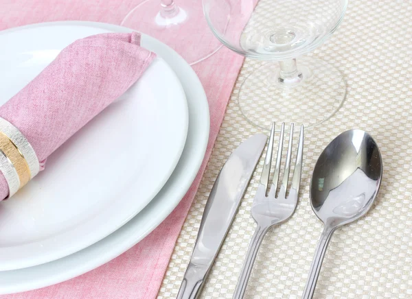 Table setting with fork, spoon, knife, plates, and napkin — Stock Photo, Image