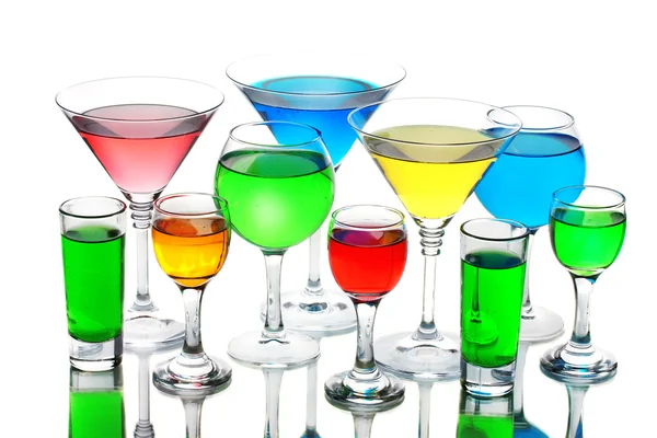 Alkoholhaltiga drinkar på tabell isolerad på vit — Stockfoto