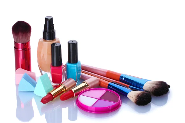 Pinceles de maquillaje en soporte y cosméticos aislados en blanco —  Fotos de Stock