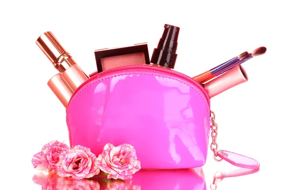 Bolsa de maquillaje con cosméticos y pinceles sobre fondo rosa — Foto de Stock
