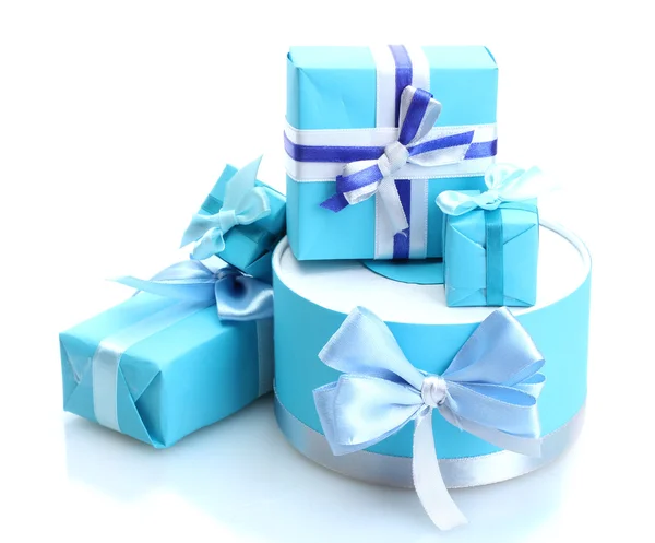 Blaue Geschenke mit Schleifen isoliert auf weiß — Stockfoto
