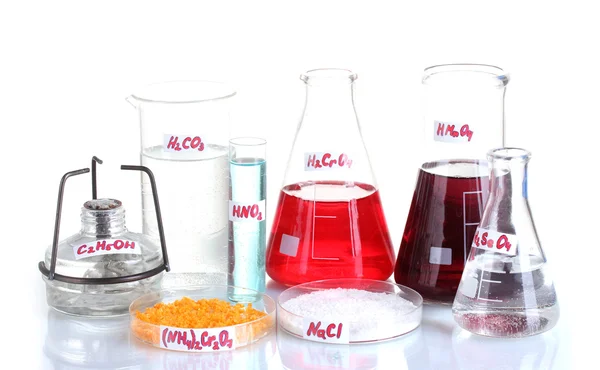 Tubos de ensayo con diversos ácidos y productos químicos aislados en blanco — Foto de Stock