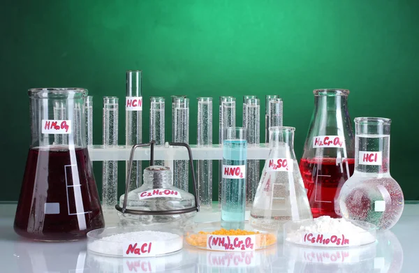 试管与各种酸和化学品在明亮的背景上 — 图库照片