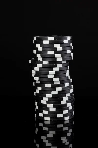 孤立在黑色的赌场筹码 — 图库照片