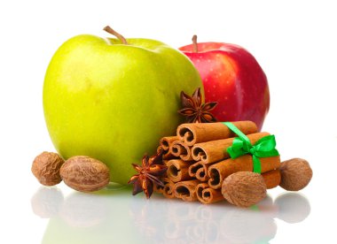 Tarçın, elma, küçük hindistan cevizi ve üzerinde beyaz izole anason