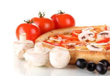 aromatik pizza ile üzerine beyaz izole sebze ve mantar yakın çekim