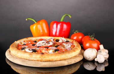 sebze ve mantar üstünde siyah izole aromatik pizza