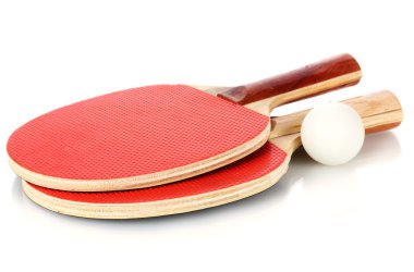 Ping-pong raketleri ve topu, beyaz üzerine izole edilmiş.