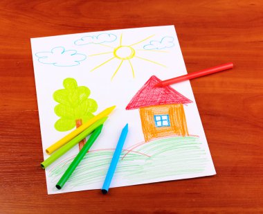 Ahşap arka plan üzerinde ev ve kalem çocuk çizim