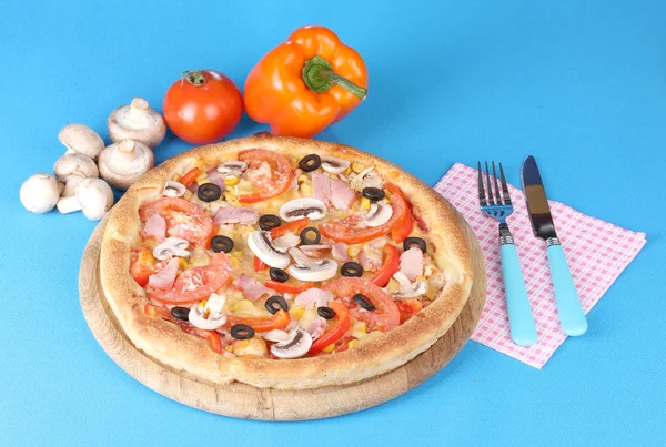 Pizza aromatica con verdure e funghi su sfondo blu — Foto Stock