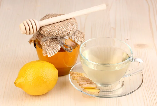 Здоровий імбирний чай з лимоном та медом на дерев'яному фоні — стокове фото