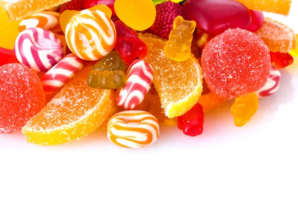 Красочные конфеты желе изолированы на белом — стоковое фото