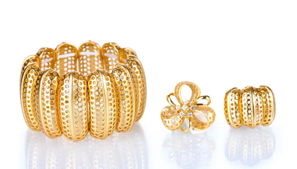 Όμορφο χρυσό βραχιόλι και δαχτυλίδια που απομονώνονται σε λευκό — Φωτογραφία Αρχείου