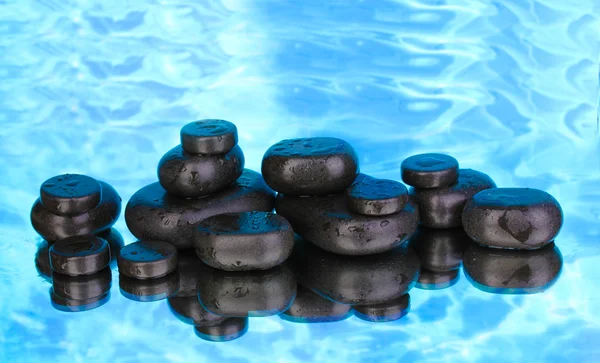 Spa stenen met druppels op blauwe achtergrond — Stockfoto