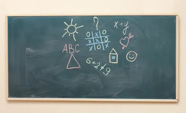 The drawings and inscriptions in colorful chalk on the blackboard — Stock Photo, Image
