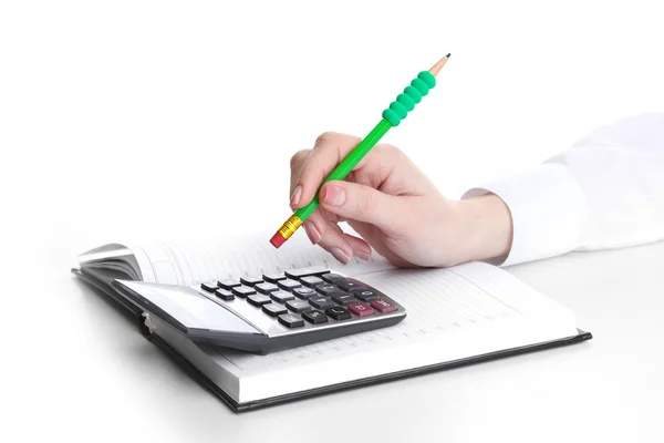 Γυναίκες χέρι, με μολύβι, σημειωματάριο και αριθμομηχανή που απομονώνονται σε λευκό — Φωτογραφία Αρχείου