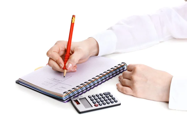 Τα χέρια των γυναικών με μολύβι, σημειωματάριο και αριθμομηχανή που απομονώνονται σε λευκό — Φωτογραφία Αρχείου