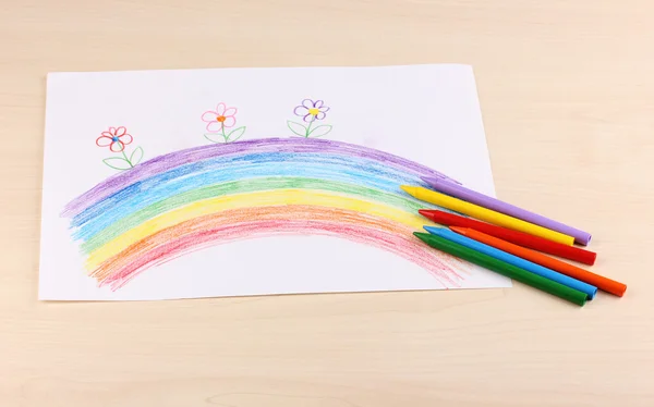 Kinder zeichnen Regenbogen und Bleistifte auf Holzgrund — Stockfoto