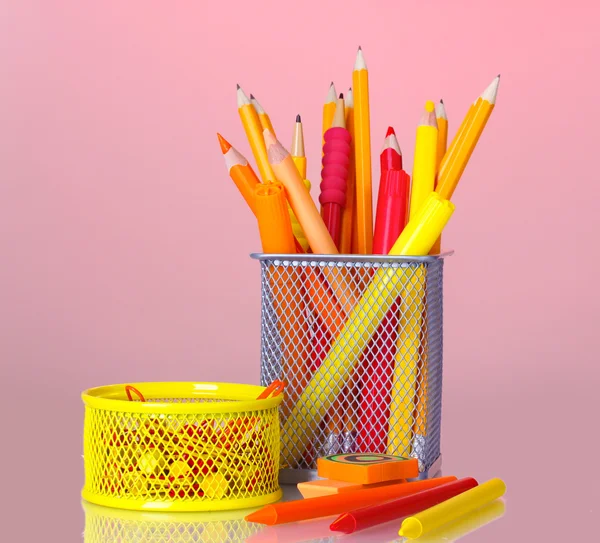 Suportes de cor para material de escritório com eles em fundo colorido brilhante — Fotografia de Stock