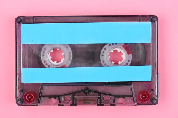 ピンクの背景に色付きのラベルを持つオーディオ カセット — ストック写真
