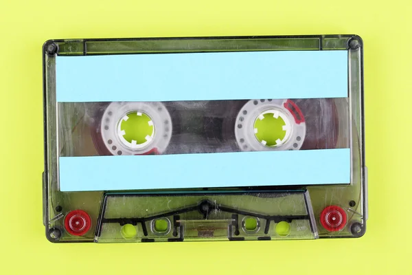 Cassette audio avec étiquette couleur sur fond vert — Photo