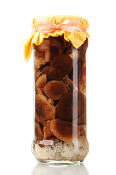 Deliciosos champiñones marinados en el frasco de vidrio aislado en blanco —  Fotos de Stock