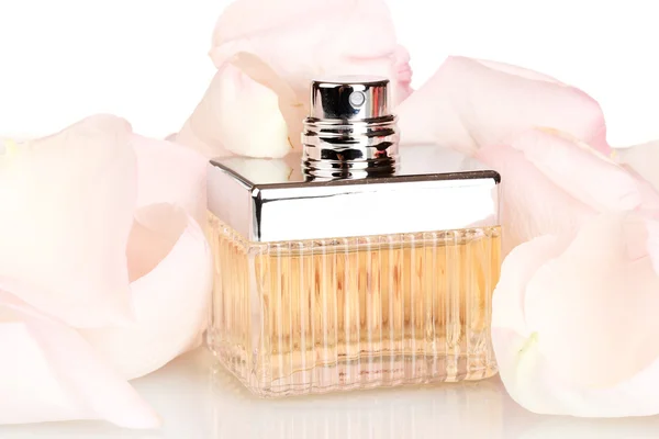 Profumo in una bella bottiglia e petali isolati su bianco — Foto Stock
