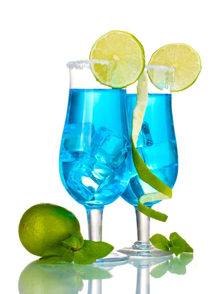 蓝色鸡尾酒在冰和糖在白色隔离带眼镜 — 图库照片