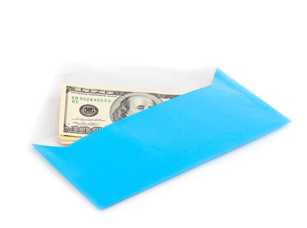 Банкноты в конверте, изолированные на белом — стоковое фото