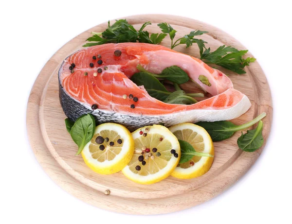 红色的鱼与柠檬和欧芹上木菜板上白色隔离 — 图库照片